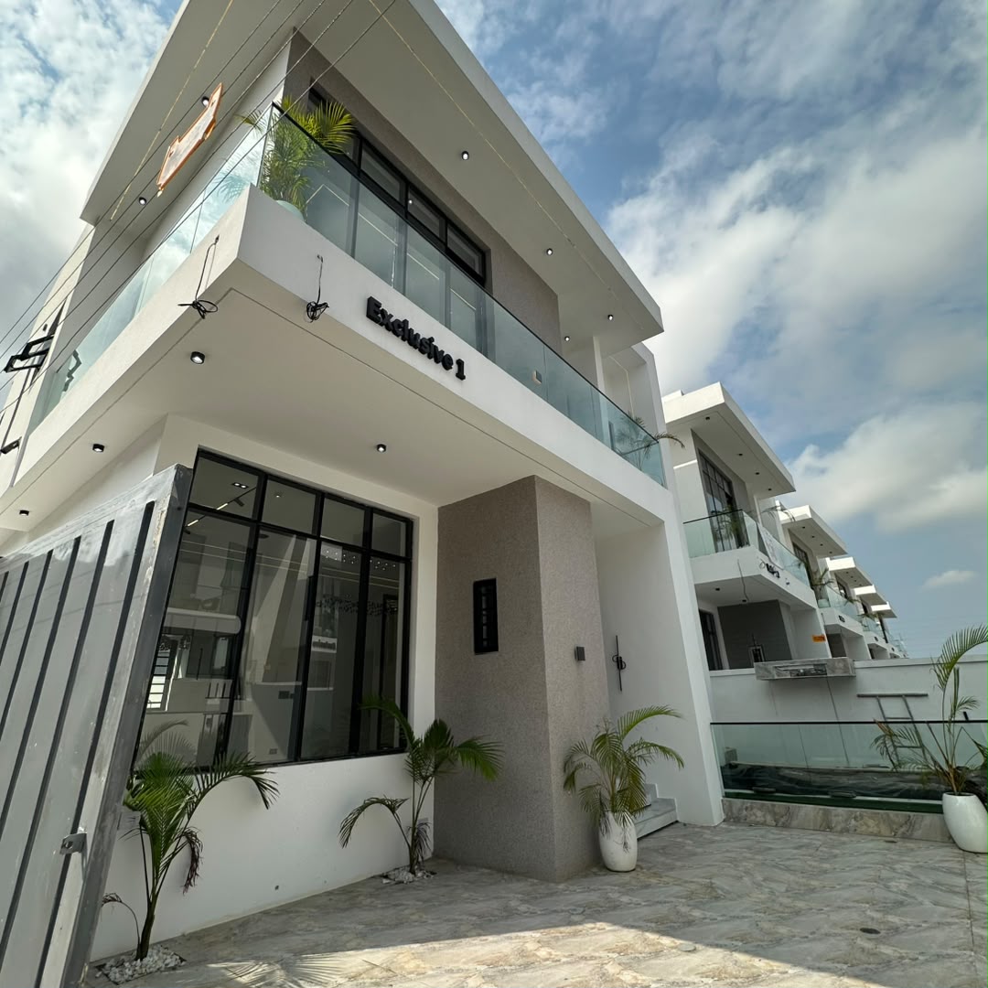 Luxurious 4 bedroom fully detached with Bq and Massive Swimming pool