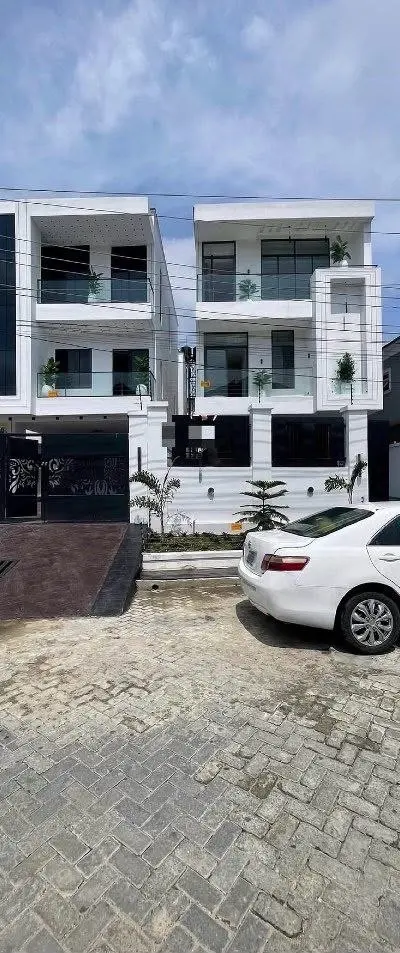 6-bedroom Detached in Chevron, Lagos